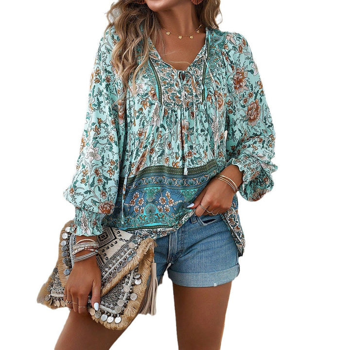 Loose women's blouse with a boho floral print, V-neck, and puff sleeves, ideal for comfortable summer vacation style.