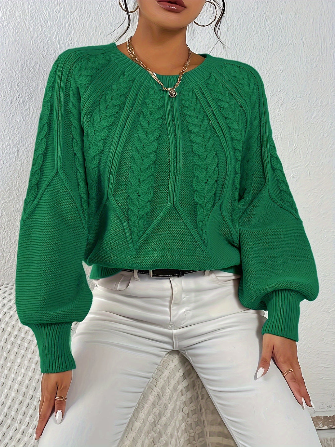 Relaxed fit women's cable knit sweater, ideal for everyday, with stylish and unique lantern sleeves.