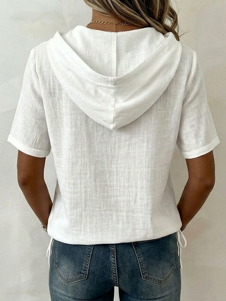 Chic women's hooded top with button front & relaxed fit for versatile spring and summer fashion.