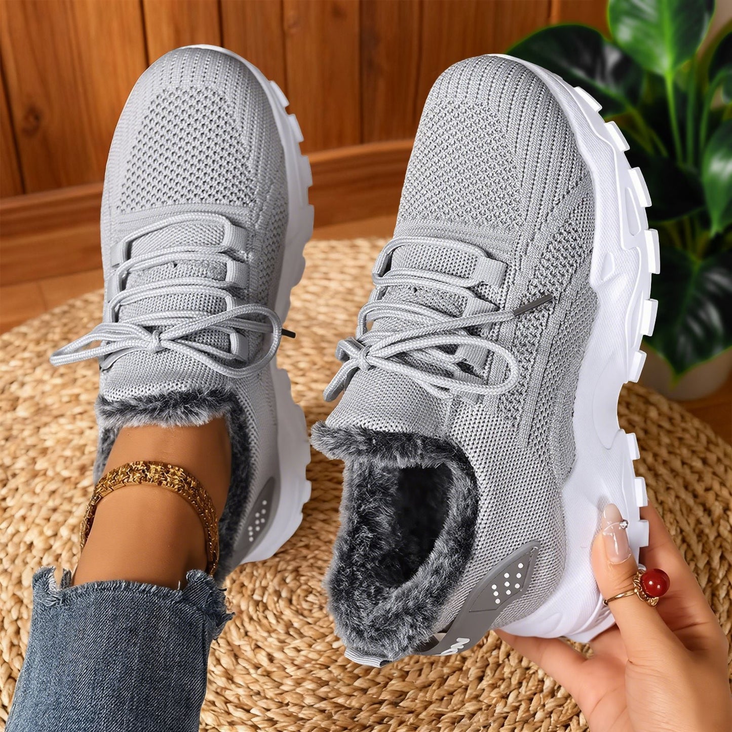 Fashionable women's everyday sneakers, featuring a comfortable, lightweight lace-up design.