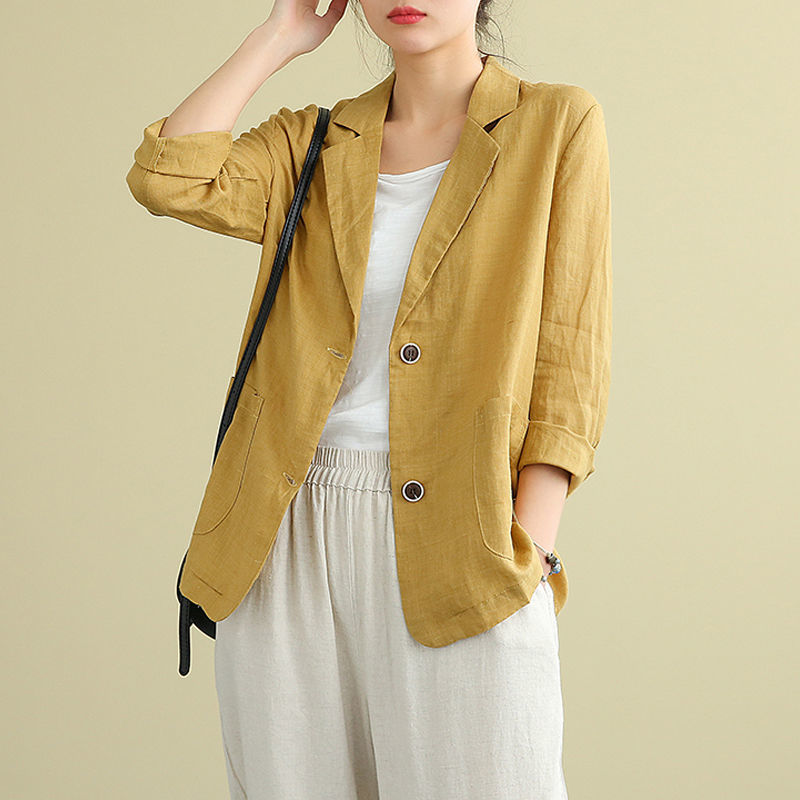 Lightweight women's relaxed blazer, single-breasted. Ideal for versatile everyday wear, office, or summer layering.