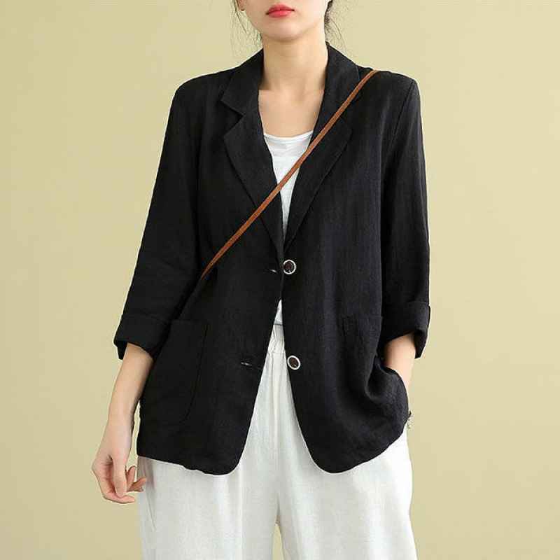 Stylish women's relaxed fit blazer. Single-breasted, notch lapel for modern smart casual or effortless spring outfits.