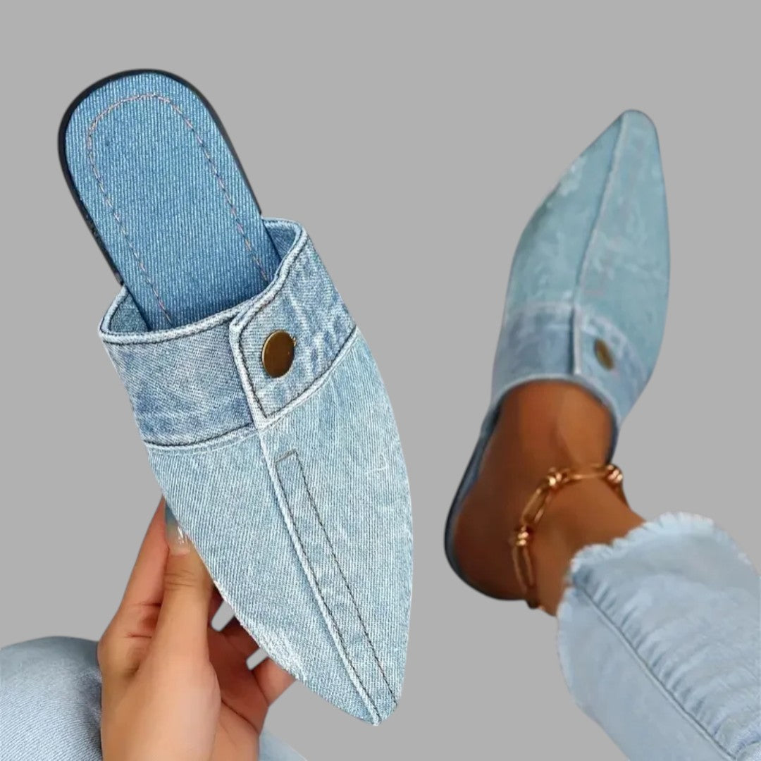 Comfortable women's slip-on flat sandals, casual open-back mules for versatile and easy wear.
