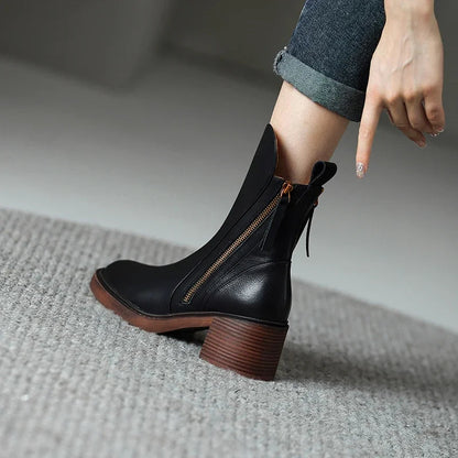 Fashionable women's ankle boots, block heel, side zip, ideal for everyday style.