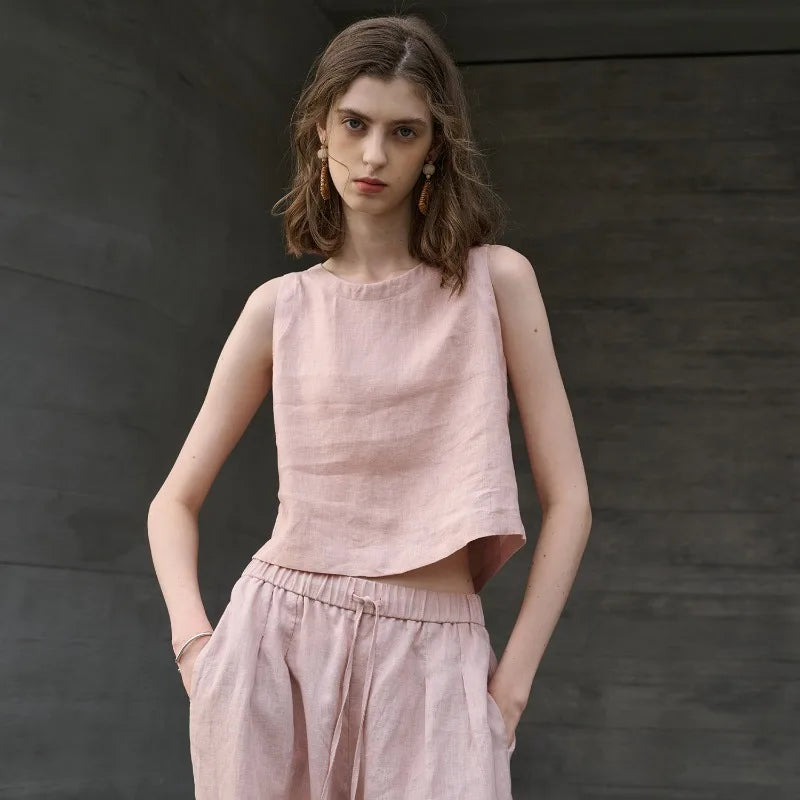 Trendy women's sleeveless asymmetric crop top in a relaxed fit, featuring a stylish crew neck. Modern style.