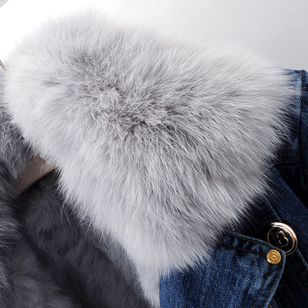 Fashionable women's cropped jacket, a versatile statement piece with a detachable collar for stylish fall/winter wear.