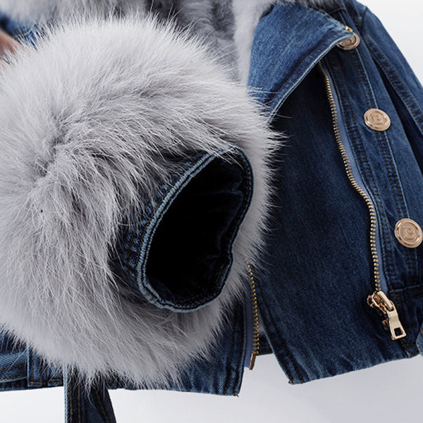 Chic women's cropped jacket featuring a unique detachable collar, offering a modern and versatile outerwear look.