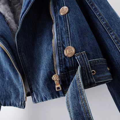Versatile women's cropped jacket, ideal for layering. Features a detachable collar and an elegant, modern design.
