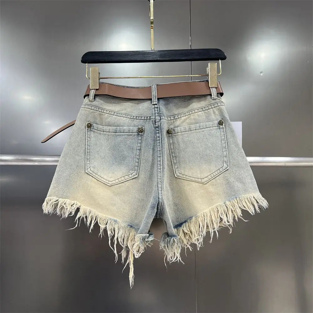 Stylish women's fringe denim shorts for summer, ideal for a casual and trendy look.