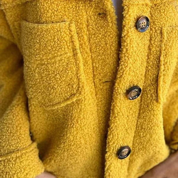Versatile short women's jacket with elegant lapel collar, great for everyday wear.