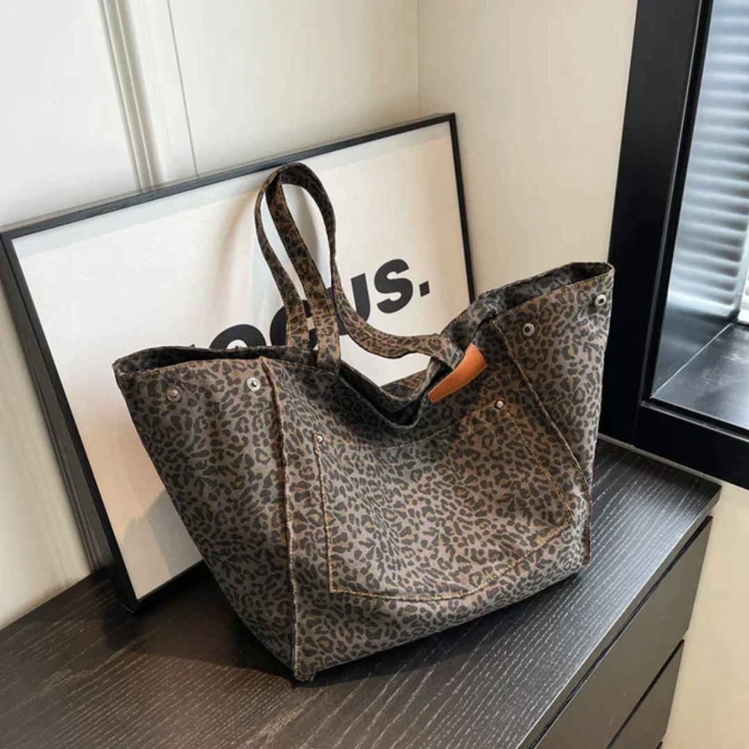 Stylish women's shoulder bag in classic leopard print, a trendy and spacious animal print accessory.