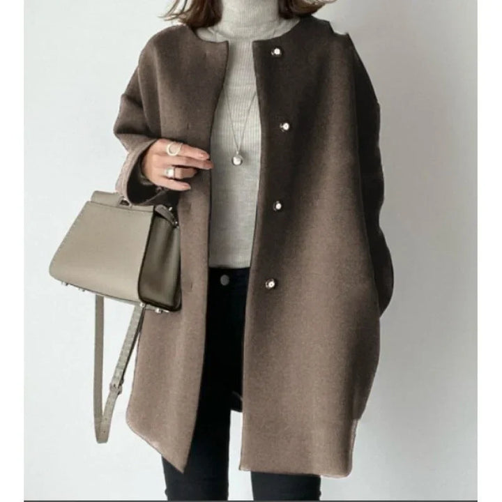 Comfortable women's oversized minimalist coat with buttons, a versatile and trendy fall/winter outerwear piece.
