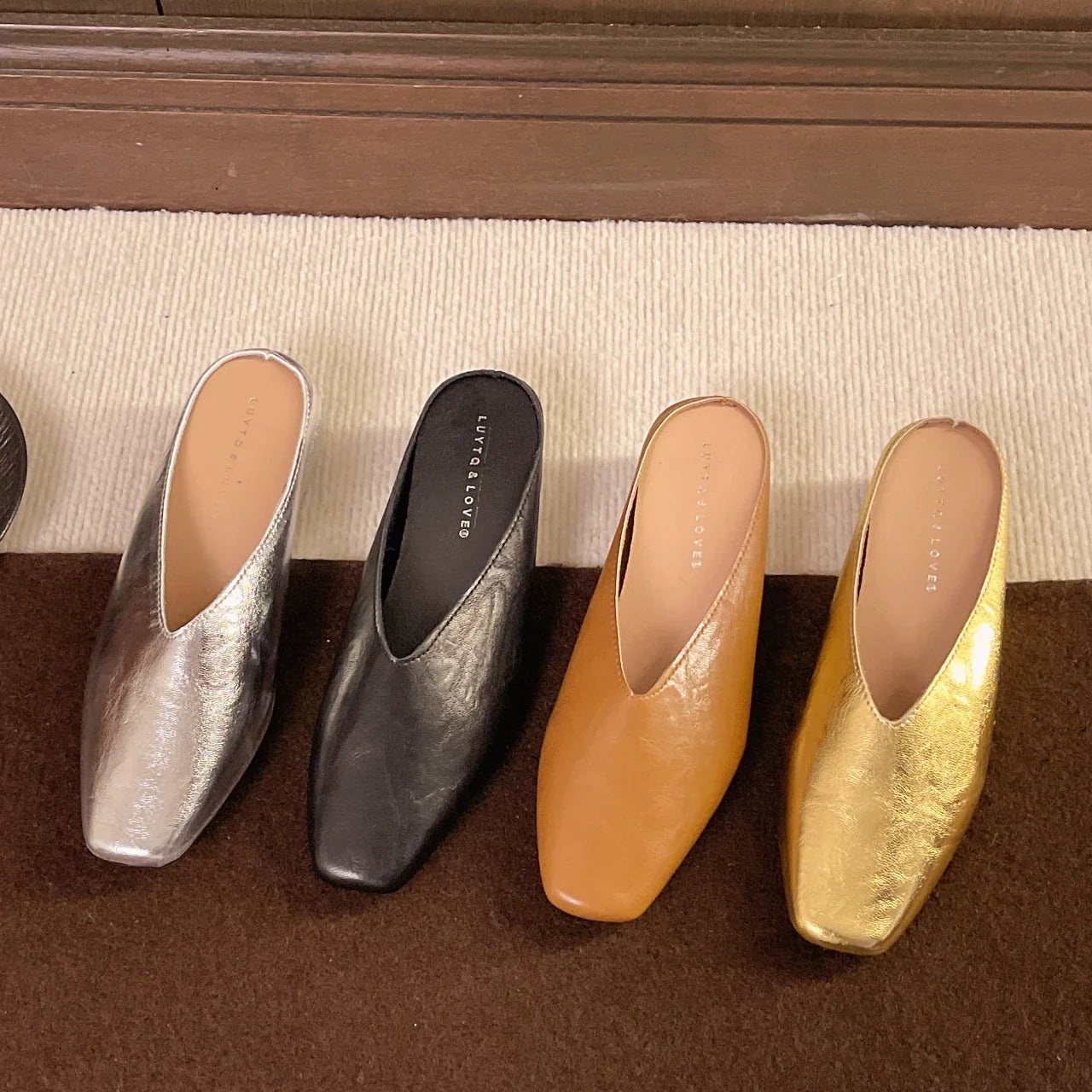 Elegant women's slip-on flats, chic and comfortable daily footwear for versatile fashion.