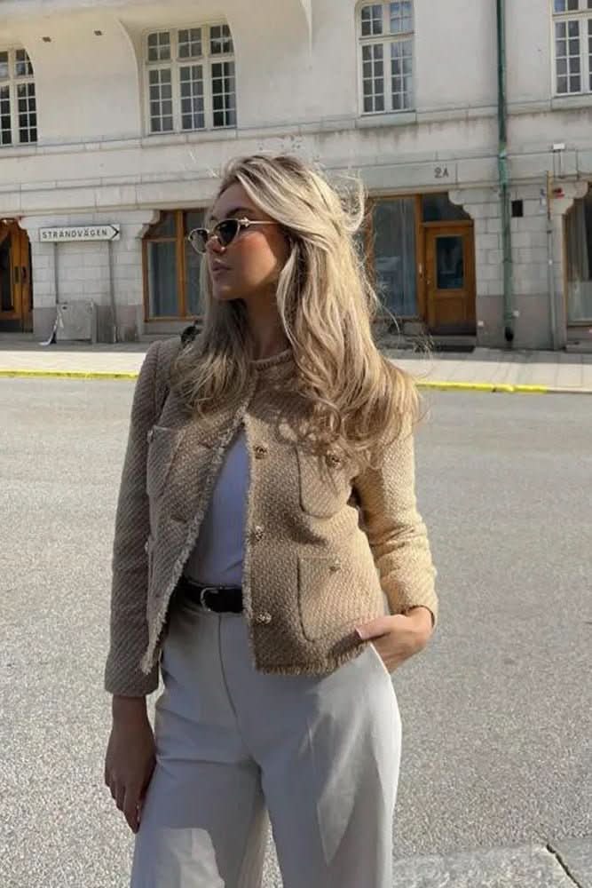 Elegant women's tailored blazer, button-up design. Ideal for sophisticated fashion & office wear.