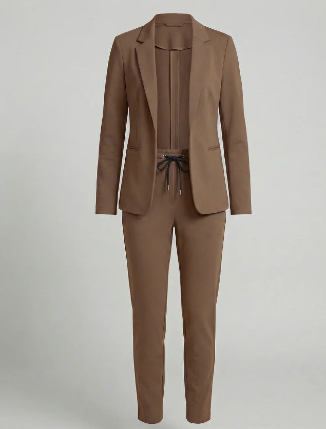 Chic women's business casual suit set. Features a modern blazer and matching dress pants for effortless style.