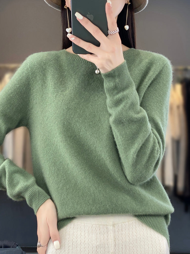 Women's classic round neck pullover sweater, long sleeve, cozy & comfortable for everyday wear.