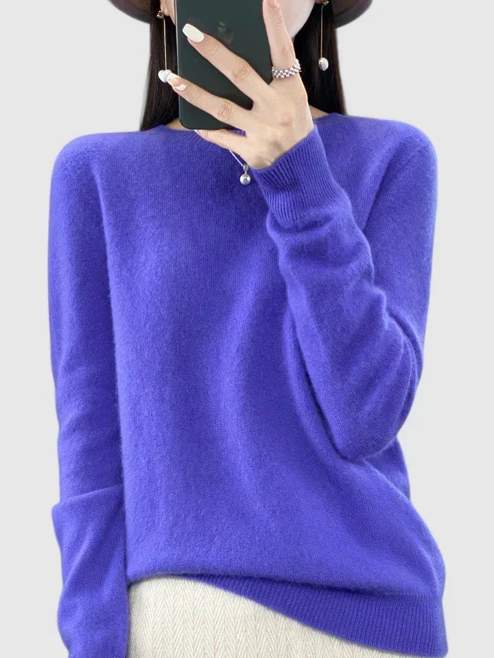 Elegant women's round neck pullover, long sleeve, a classic addition to any wardrobe.