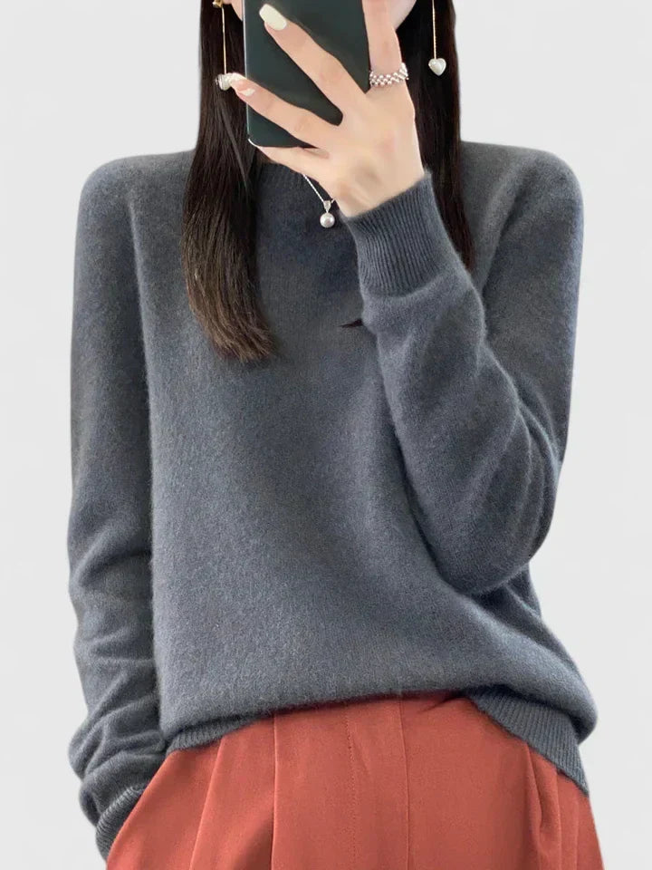 Fashionable women's round neck pullover, long sleeve, an essential for contemporary style.