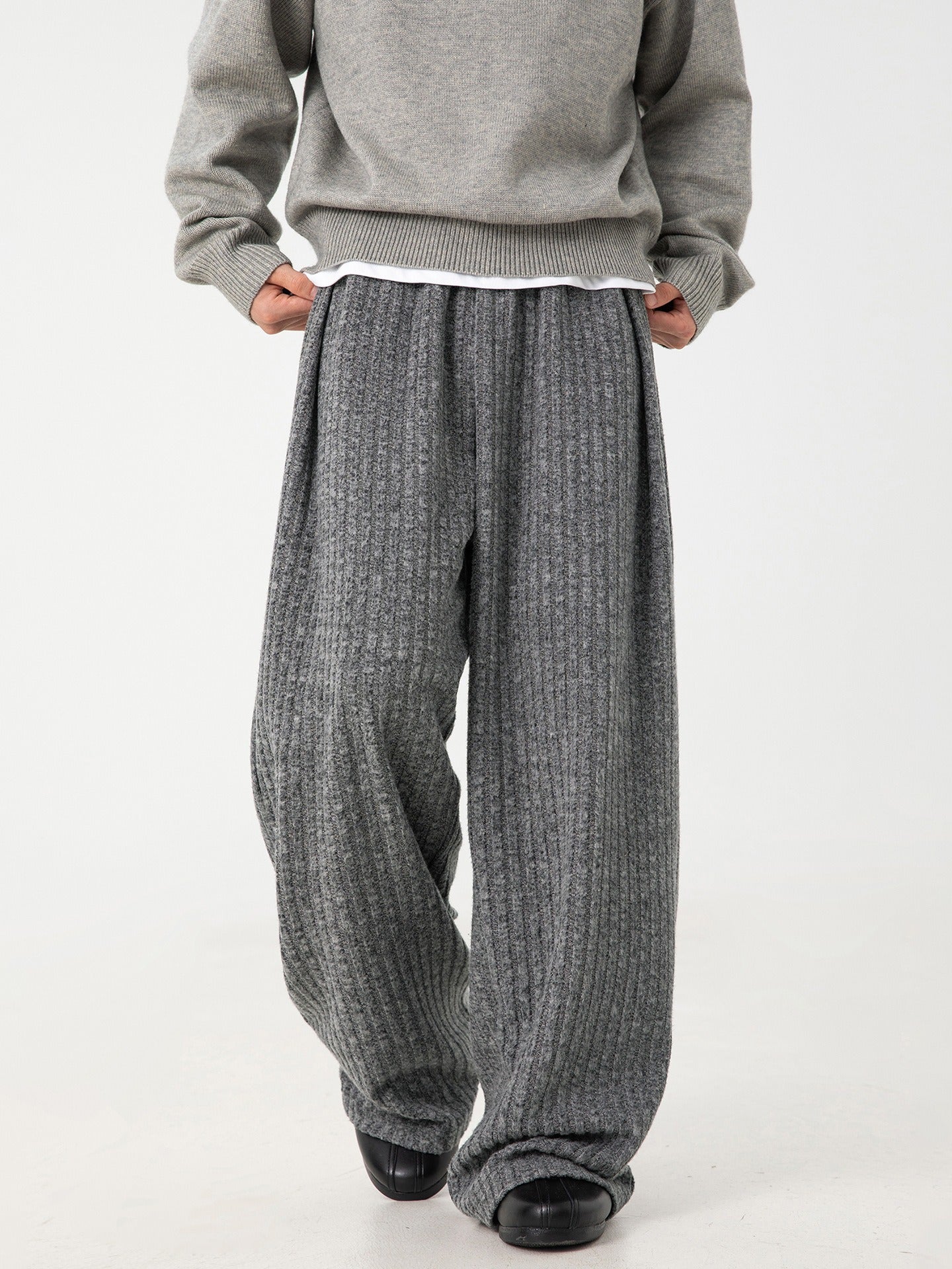 Soft women's lounge pants featuring 4-way stretch fabric for comfortable movement. Elastic waist, relaxed fit.