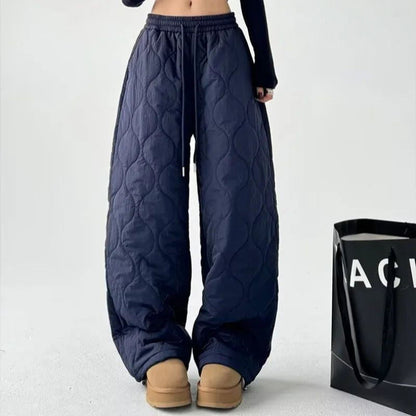 High-waist quilted women's pants, offering a comfortable, relaxed fit. Ideal for versatile, casual wear.