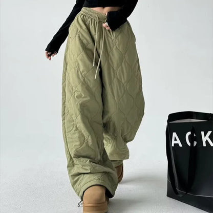 Relaxed fit women's quilted pants with a high waist, designed for ultimate comfort and casual-chic appeal.