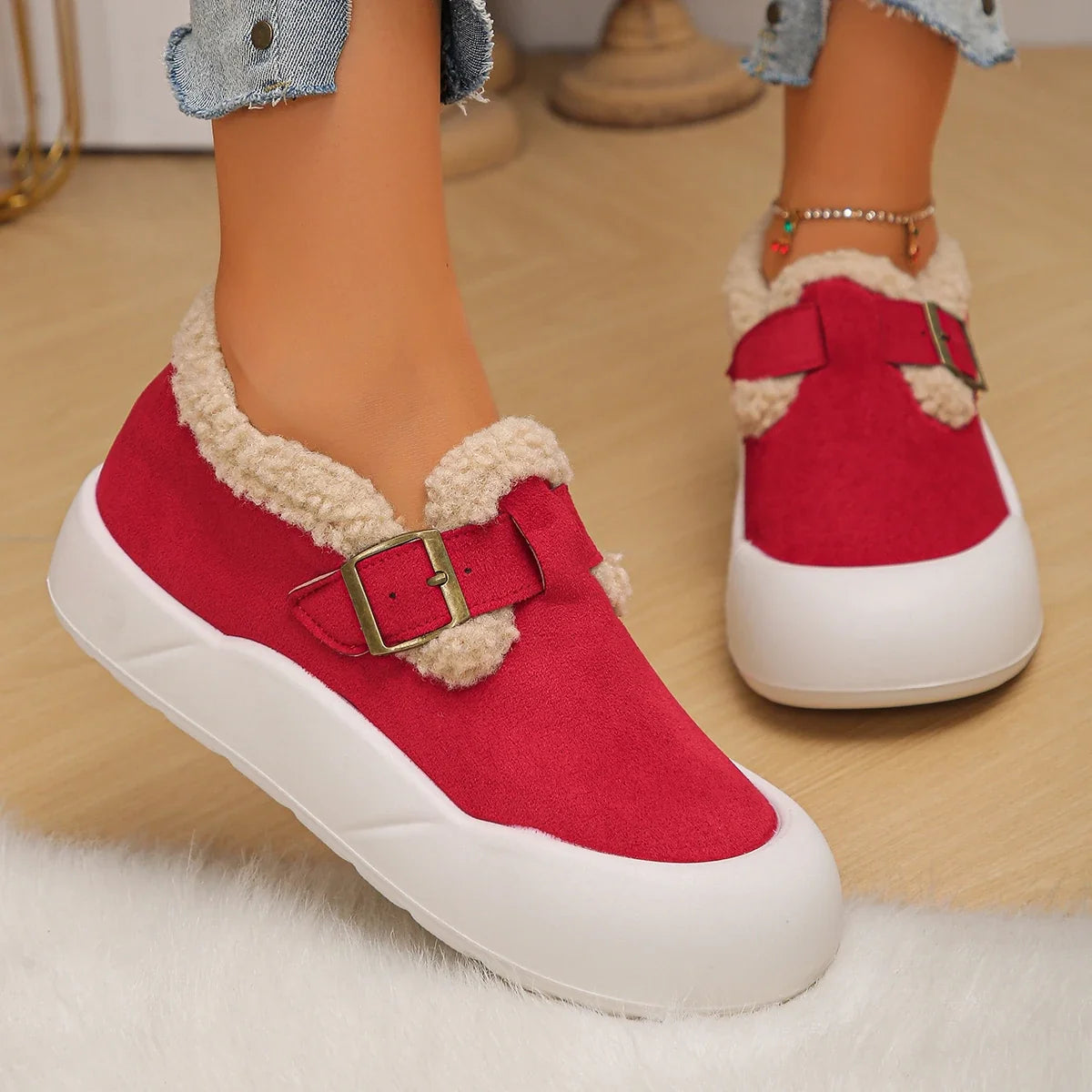Chic women's clogs: cozy design, buckle accent, and slip-on ease for stylish everyday fashion.