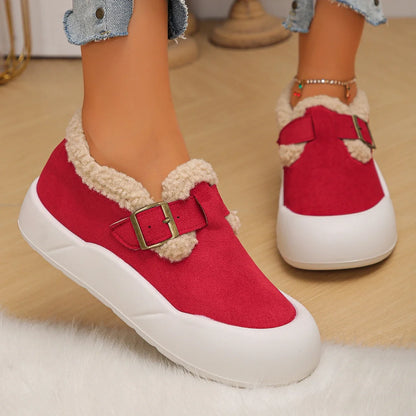 Chic women's clogs: cozy design, buckle accent, and slip-on ease for stylish everyday fashion.
