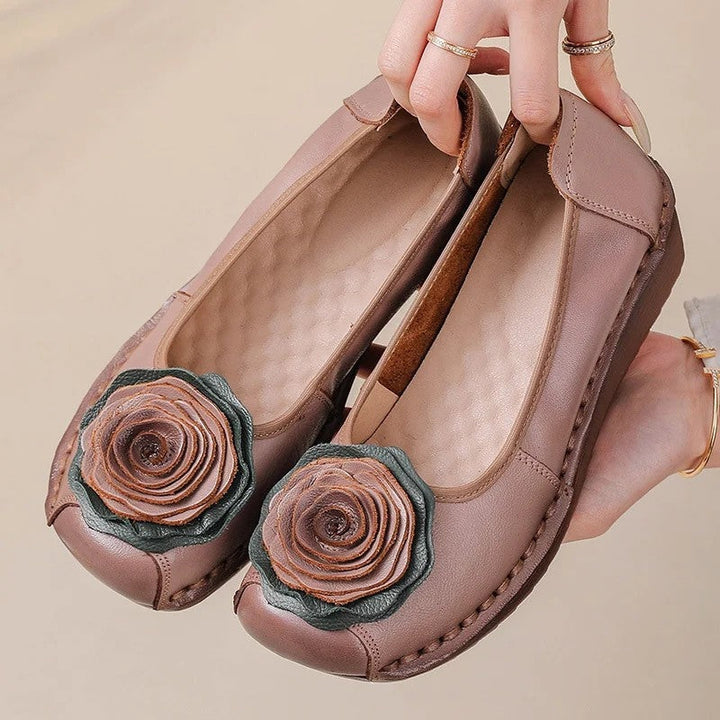 Casual women's footwear: easy slip-on comfort loafers with beautiful floral appliqué, ideal for daily use.