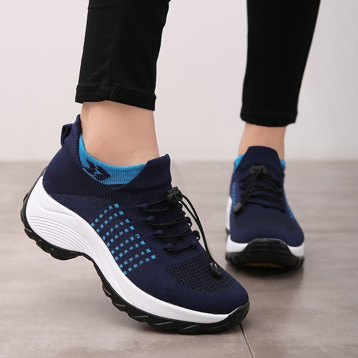Women's casual shoes, black, with anatomical arch support for extended walking comfort.