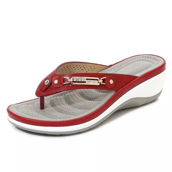 Supportive women's sandals with an anatomical arch and cushioned footbed, providing foot support all day long.
