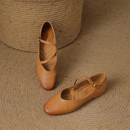 Everyday women's walking flats, comfortable for daily wear. Adjustable strap ensures a secure fit.