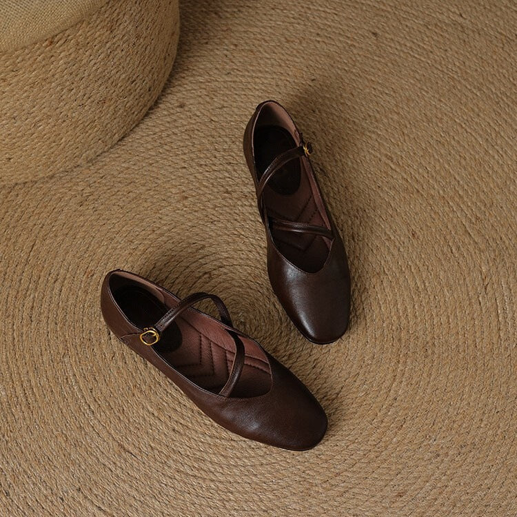 Practical & stylish women's flats with an adjustable strap. Perfect for comfortable everyday wear.