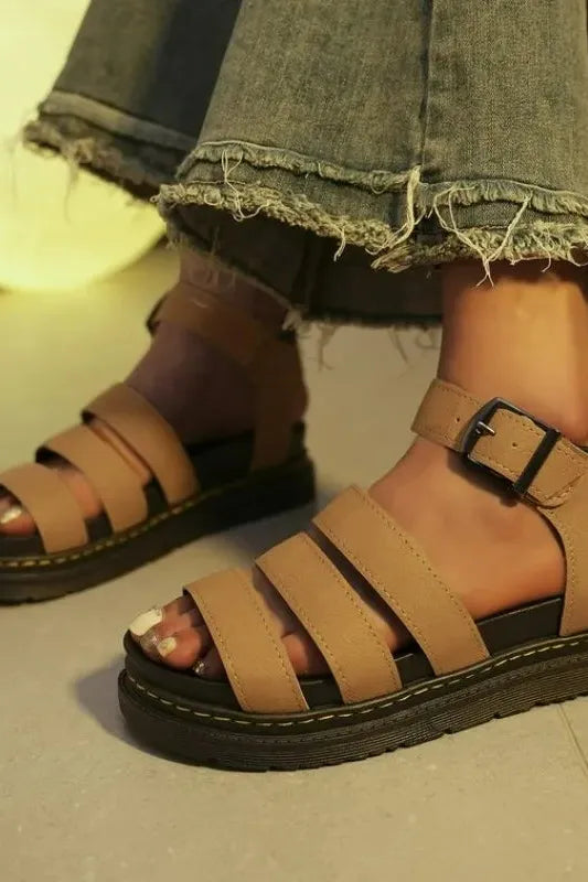 Modern women's flat sandals, designed for comfort and everyday versatility in summer.