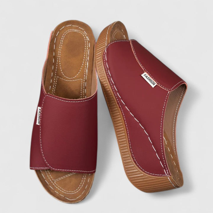 Lightweight women's summer sandals, ensuring comfort & style for everyday wear, beach & travel. Open-toe footwear.