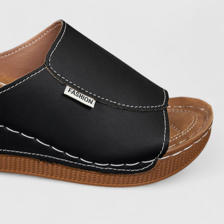 Modern women's comfortable summer sandals, blending style & ease for everyday casual activities. Open-toe design.