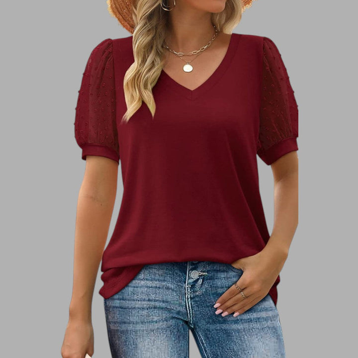 Versatile women's everyday blouse with relaxed fit. Perfect for a casual chic look, easy to style for any occasion.
