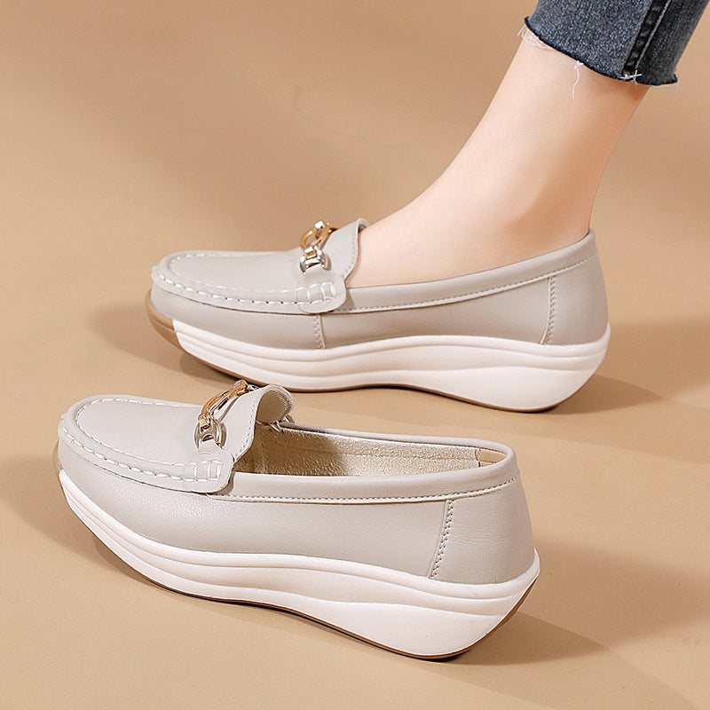 Stylish women's orthopedic flats, providing arch support and comfort for daily activities.