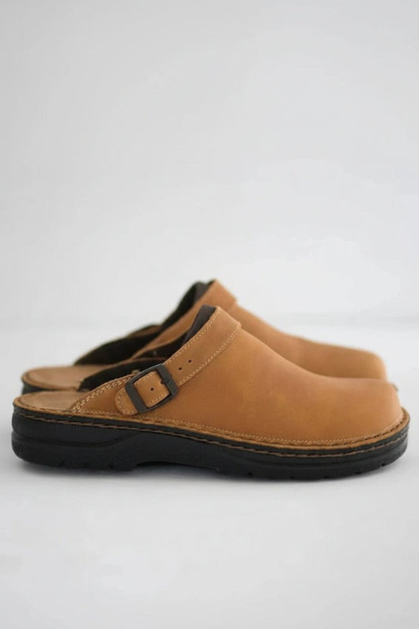 Women's clogs with ergonomic support, ideal comfort shoes for professional or daily wear. Slip-on design.