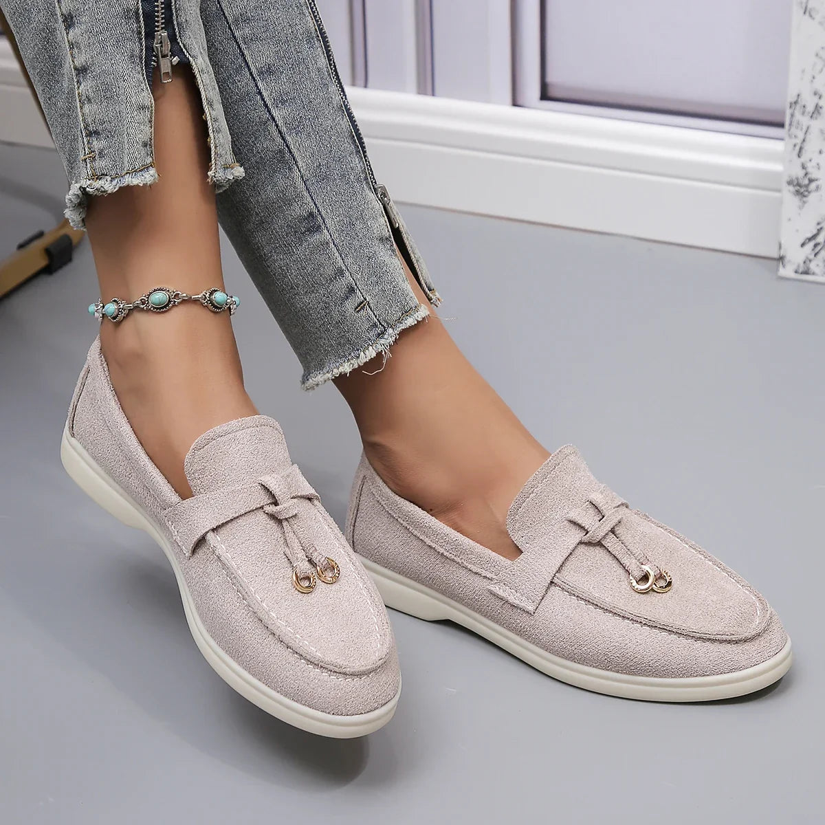 Elegant women's flats, slip-on loafers featuring a stylish double ring detail, comfortable for daily wear.