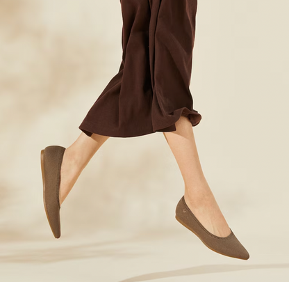 Chic women's everyday flats. Comfortable spring ballerinas, lightweight and easy to wear.