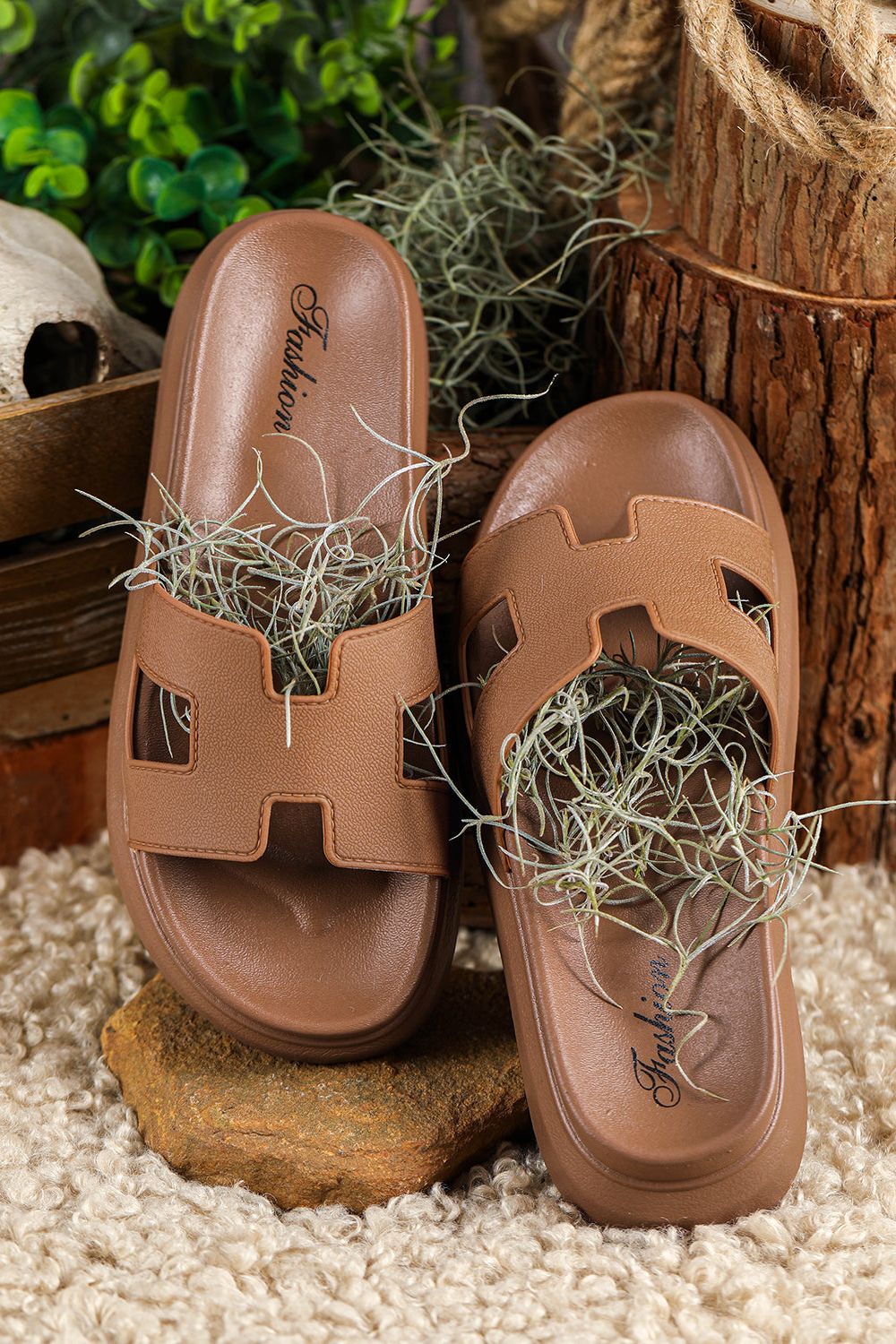 Women's open-toe strappy summer slippers, comfortable & lightweight, ideal for relaxed holiday comfort.