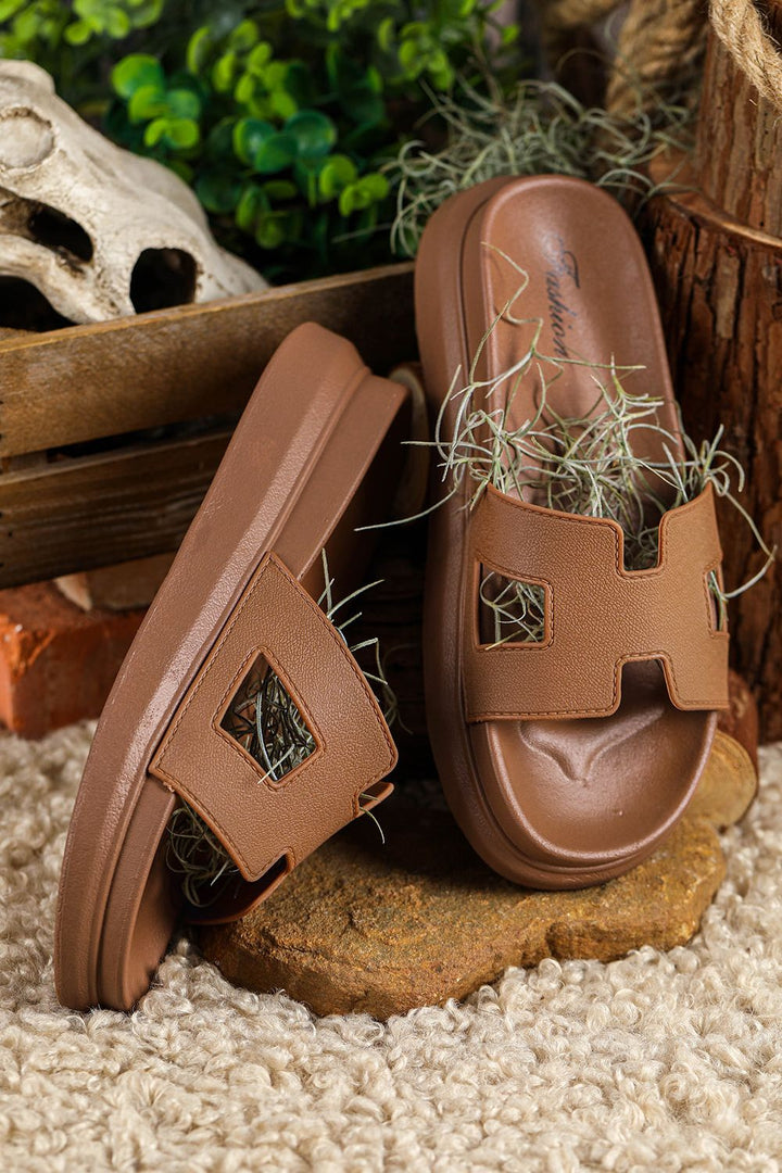 Stylish women's comfortable summer sandals, strappy open-toe design, lightweight for all-day wear.