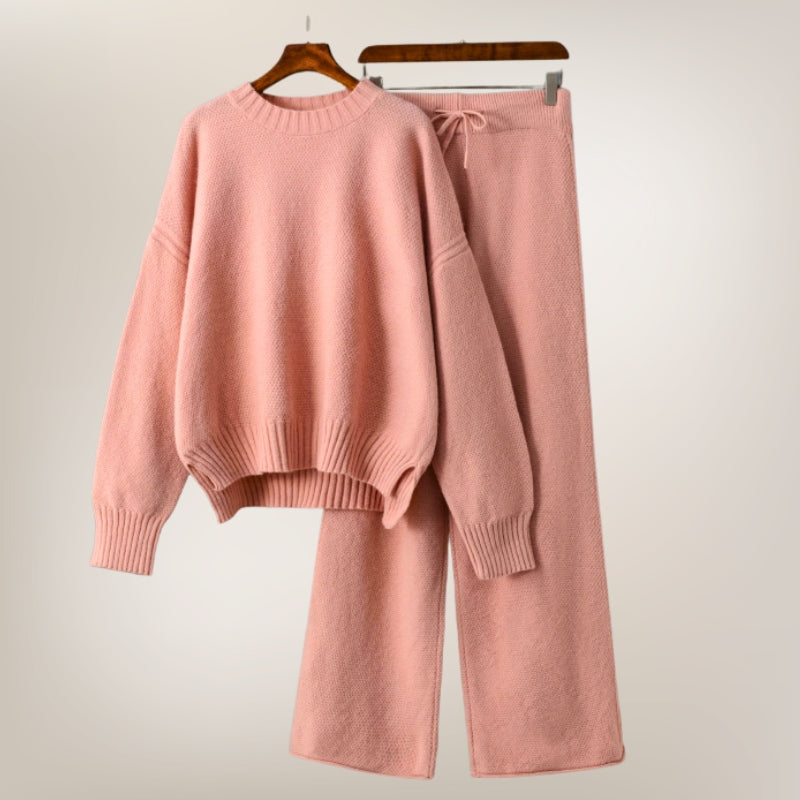 Women's comfortable two-piece loungewear set in a relaxed fit, perfect for everyday casual wear.