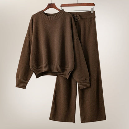 Casual women's fashion: relaxed fit two-piece set, ideal for comfortable everyday loungewear.