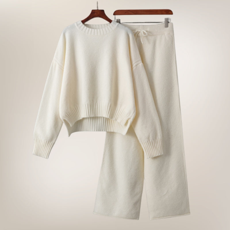 Versatile women's two-piece loungewear set with soft fabric, perfect for a comfortable casual outfit.
