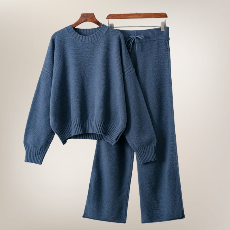 Cozy women's matching set: two-piece loungewear with a relaxed fit for ultimate comfort and style.