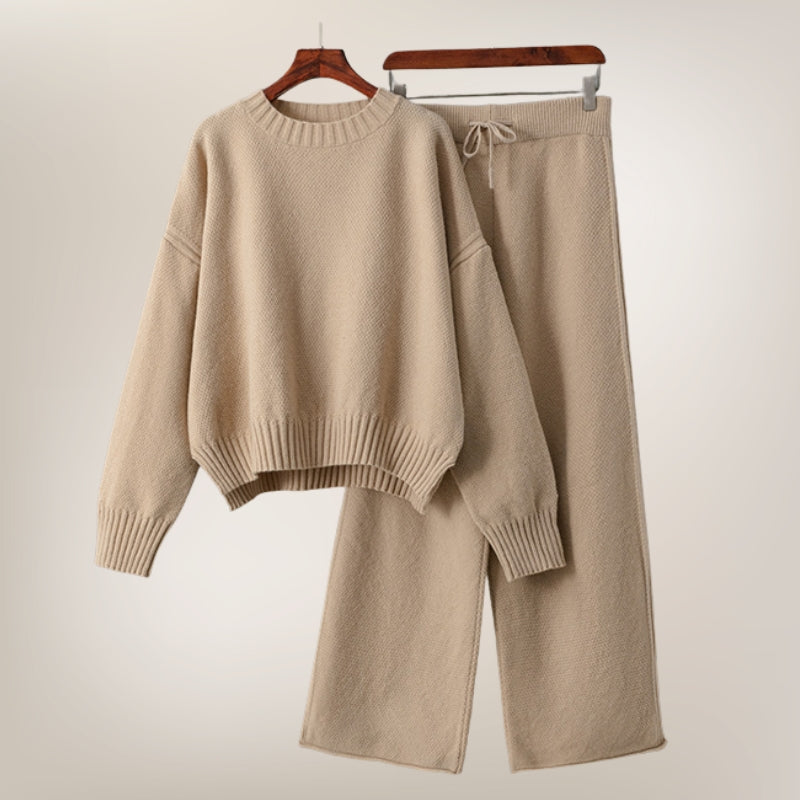 Everyday wear women's two-piece set, comfortable and versatile loungewear in a soft, relaxed fit.
