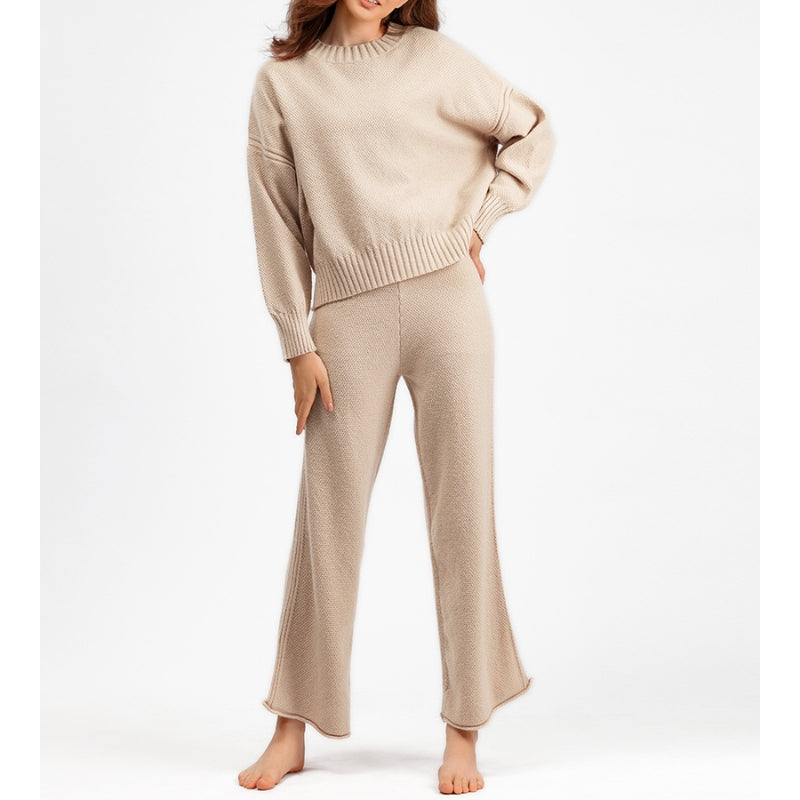 Stylish women's casual outfit: a comfortable two-piece loungewear set with a relaxed, soft fabric feel.