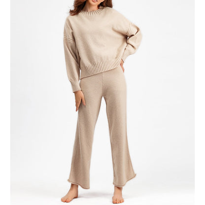 Stylish women's casual outfit: a comfortable two-piece loungewear set with a relaxed, soft fabric feel.
