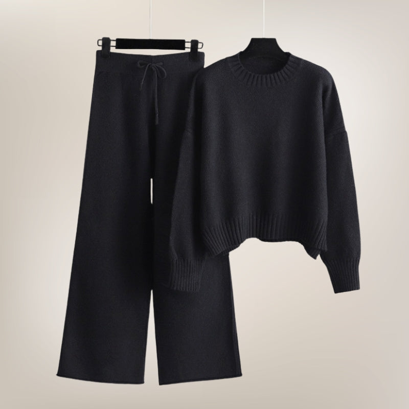 Women's fashion two-piece loungewear, soft and comfortable for a relaxed fit, versatile casual outfit.